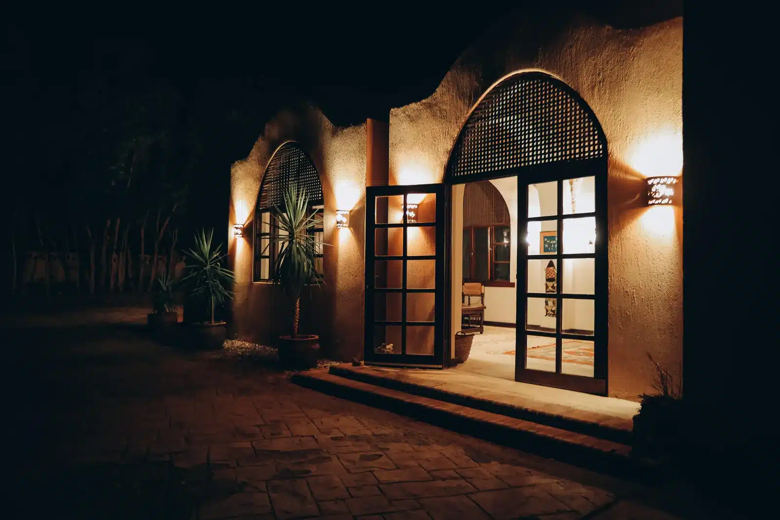 Tzila Bahariya arched entrance at night